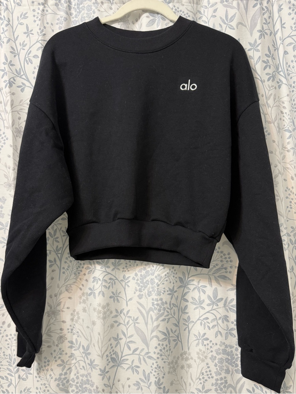 alo Black Cropped Accolade Crewneck Size M NWOT